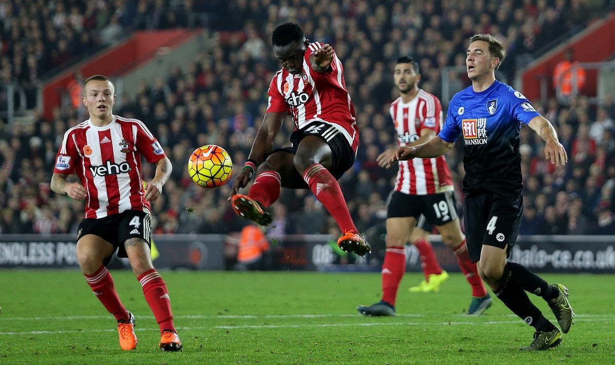 孙悦退役后与妻女定居美国，曾是NBA新星，早年受篮球启蒙，父母支持其篮球之路。（退役后孙悦携妻女定居美国：昔日NBA新星，自幼受篮球熏陶，在父母支持下走上篮坛之路）