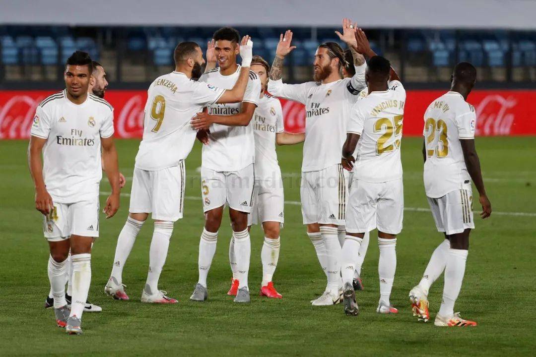 WTT总决赛女单1／8决赛，陈幸同4-2战胜队友石洵瑶，晋级8强