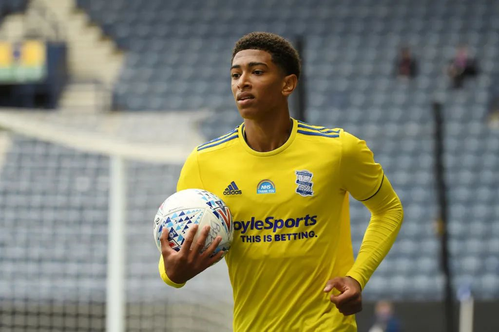 从前的对手再度相遇，博格巴与萨内欧冠相遇赛后寒暄（旧敌重逢：博格巴与萨内欧冠赛后握手致意）