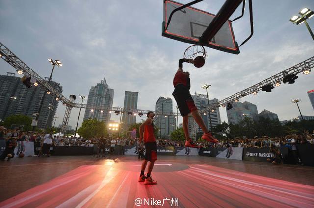 德天空：阿德耶米将参加足球社区活动，作为武器事件的处罚（德天空：阿德耶米因武器事件被罚参与足球公益活动）