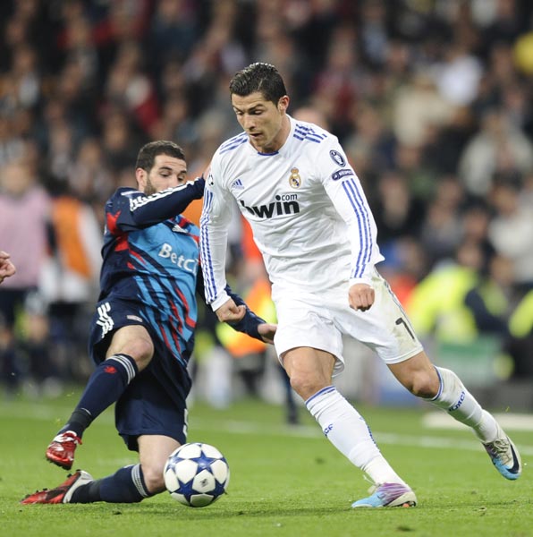 WTT总决赛：林诗栋4-0完胜梁靖崑，挺进男单八强（WTT总决赛：林诗栋4-0横扫梁靖崑，晋级男单八强）