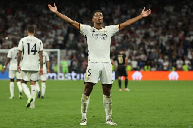 官方：继9月当选法甲月度最佳球员后，托万11月再获此殊荣（官方：托万继9月荣膺法甲月最佳后，11月再次当选）