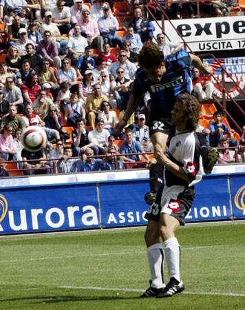 邮报：曼联等队关注赫塔小将艾希霍恩，他被拿来与克罗斯比较（英媒：曼联等队盯上赫塔新星艾希霍恩，他被比作克罗斯）