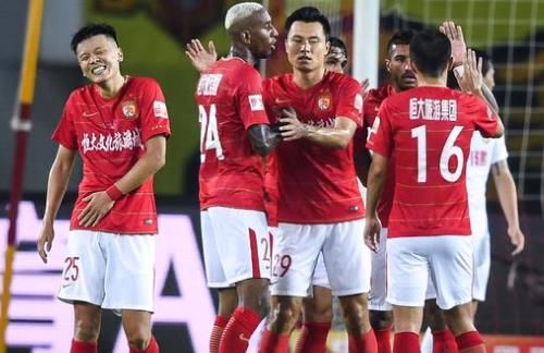 尤文全队和球迷一起出现在登机口，斯帕莱蒂和球迷们友好互动（尤文全队与球迷同现登机口，斯帕莱蒂亲切互动）