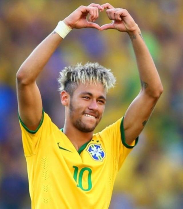 津门虎主帅于根伟积极引援奥乌苏，助力球队提升，期待其归化入籍，展现强大进攻实力，助球队稳定发展。（于根伟推动引进奥乌苏强化津门虎火力，盼其归化助球队稳步提升）