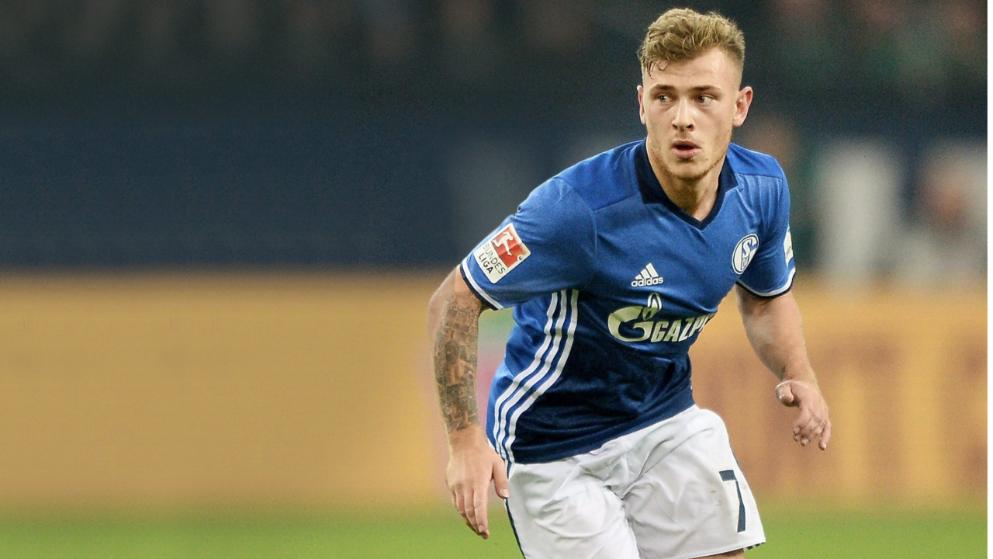 塞内加尔vs博茨瓦纳比赛中，一位球迷身着棱镜装、戴面具观战（塞内加尔战博茨瓦纳：一名球迷穿棱镜装戴面具现身看台）