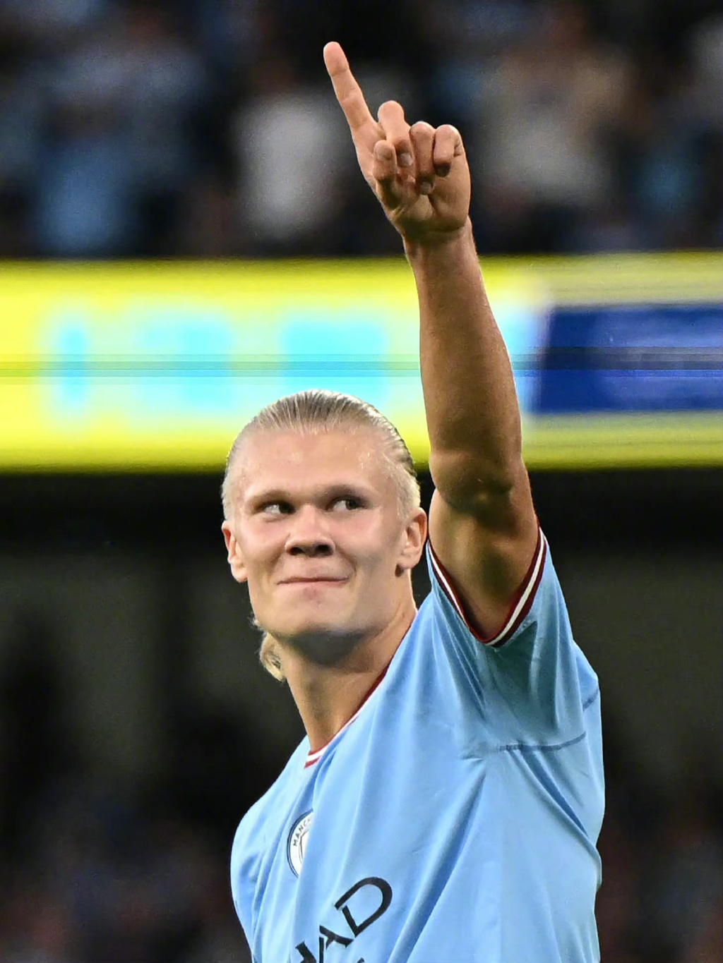 经典回顾：3年前的今天！阿根廷击败法国捧杯，梅西首获世界杯（三年前的今天：阿根廷力克法国加冕，梅西收获生涯首座世界杯）