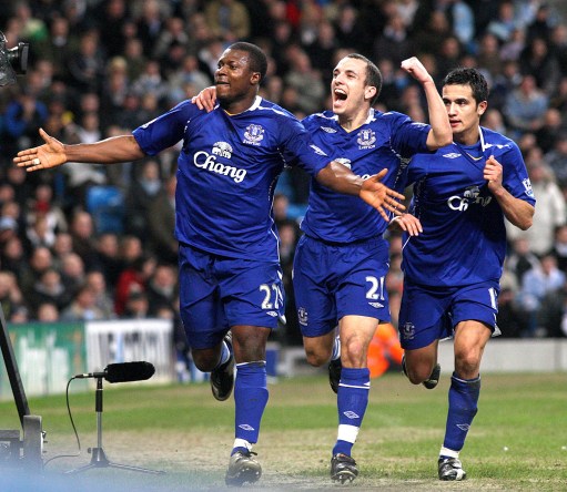 日本队2026年世界杯球衣：深蓝色底色+浅蓝色波浪状图案（日本队2026世界杯新球衣：深蓝主色，浅蓝波浪纹点缀）