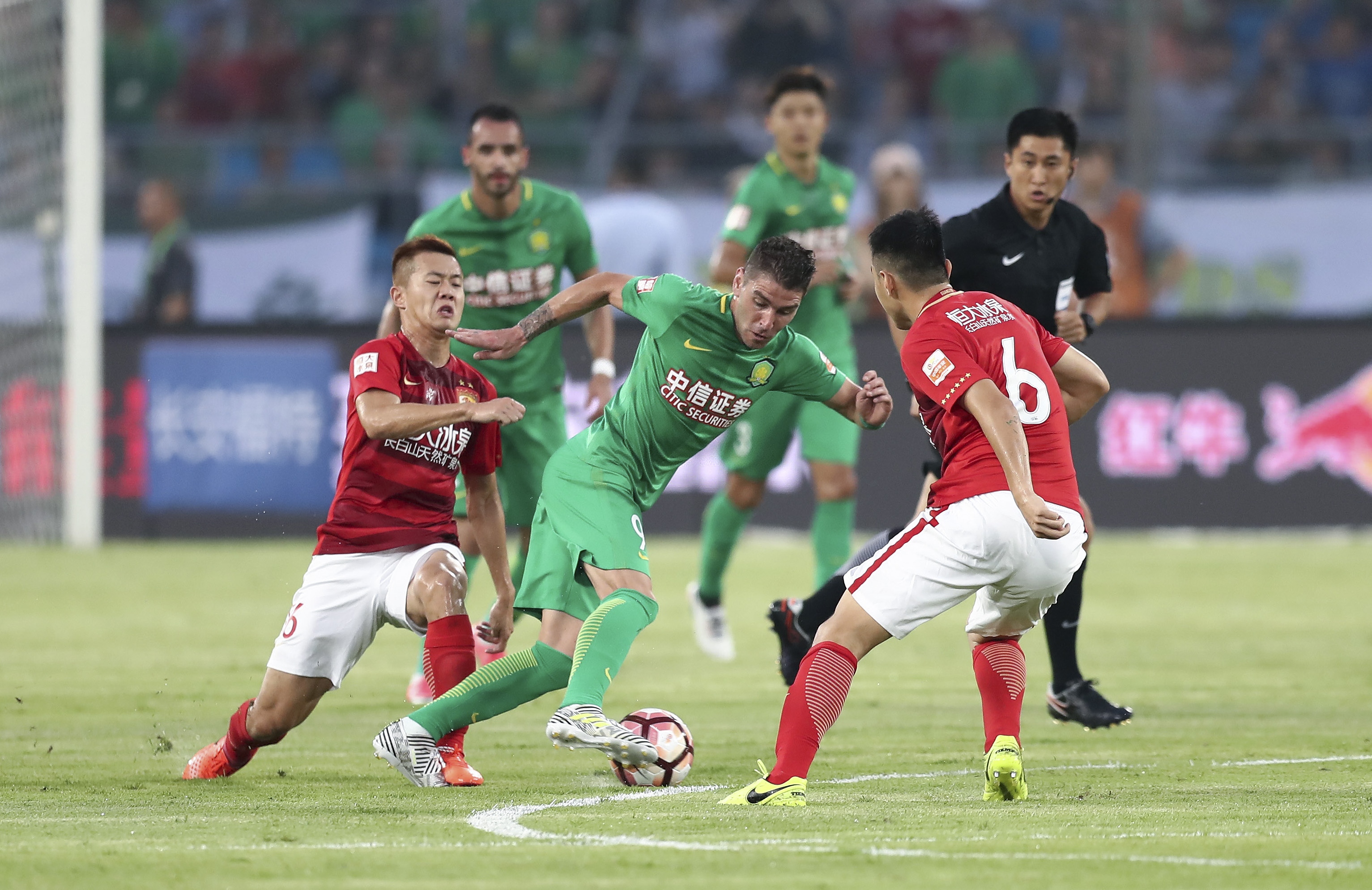 梅婷一家四口前往伯纳乌观战皇马vs尤文，女儿表示看完有点困（梅婷携全家四口现身伯纳乌看皇马对尤文，女儿直言赛后有些犯困）