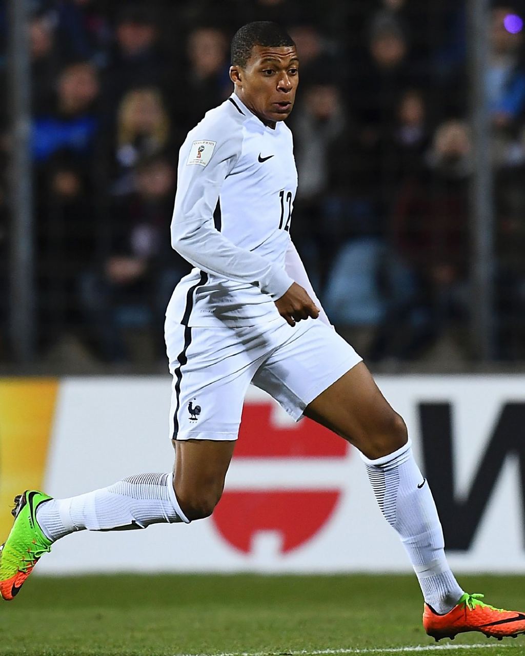 孔帕尼：会继续练定位球；迪亚斯虽没直接参与进球但贡献很大（孔帕尼：定位球训练将继续进行；迪亚斯虽未参与进球仍贡献巨大）